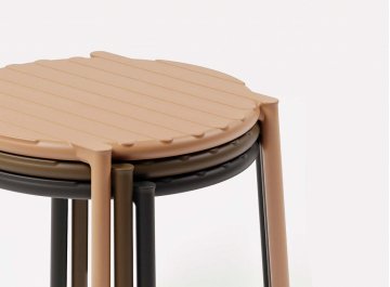 Столик пластиковый журнальный Doga табак