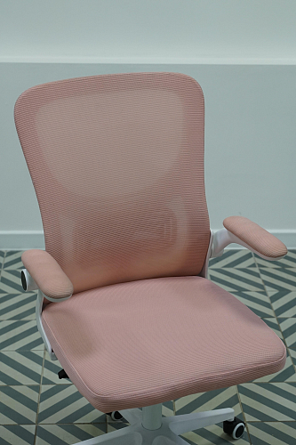 Компьютерное кресло Konfi dark gray / pink / white из шоурума 3