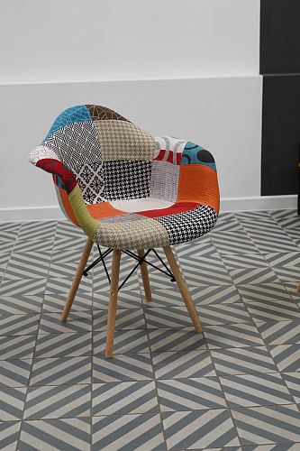 Кресло Multicolor fabric / wood из шоурума 4