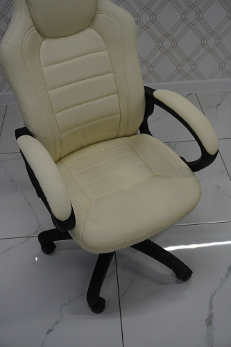 Компьютерное кресло Kadis кремовое из шоурума 1